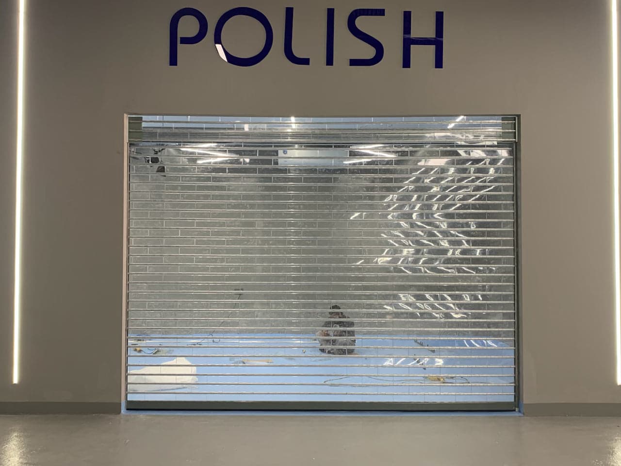 Automatic polycarbonate shutter